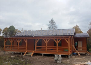 большой каркасный дом с террасой